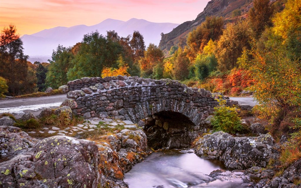 Bridges in Autumn Screenshot Image